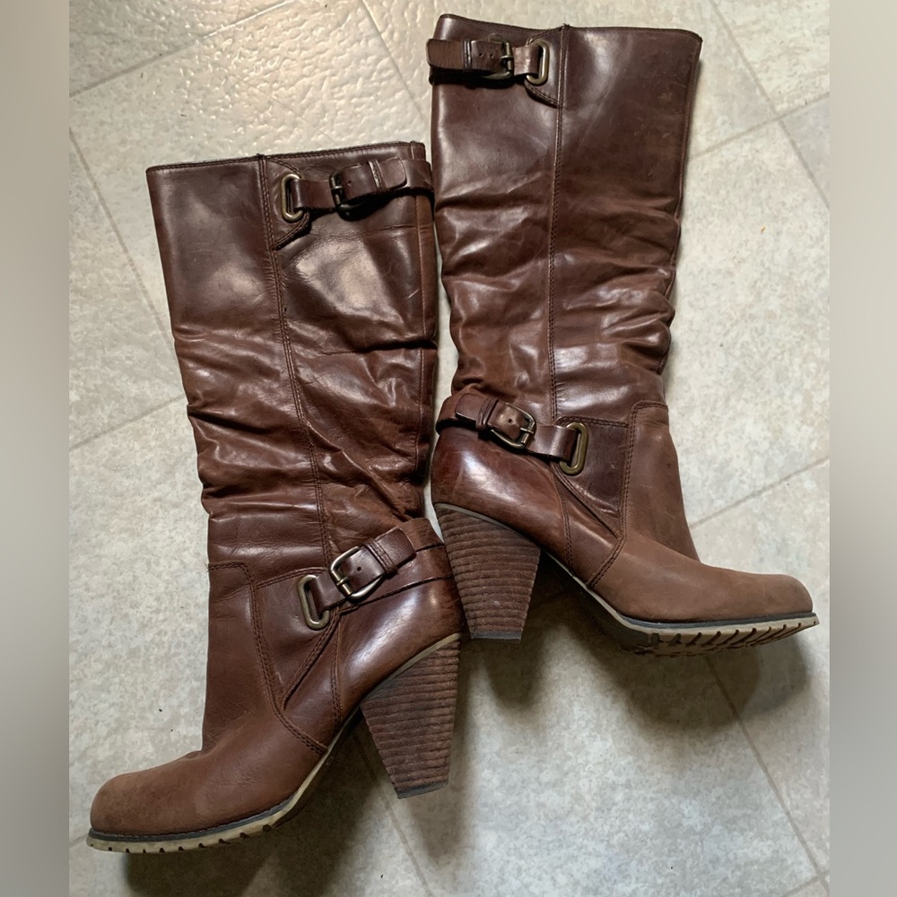 Slightly slouchy heeled leather boots